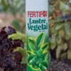 aerosol de lustre vegetativo apoyado en la tierra